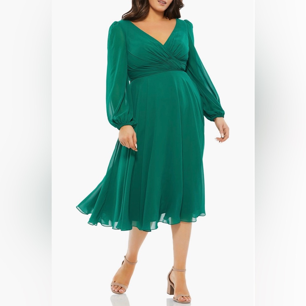 Mac Duggal Long Sleeve Chiffon Dress brand new with tag Color: Emerald size 14W